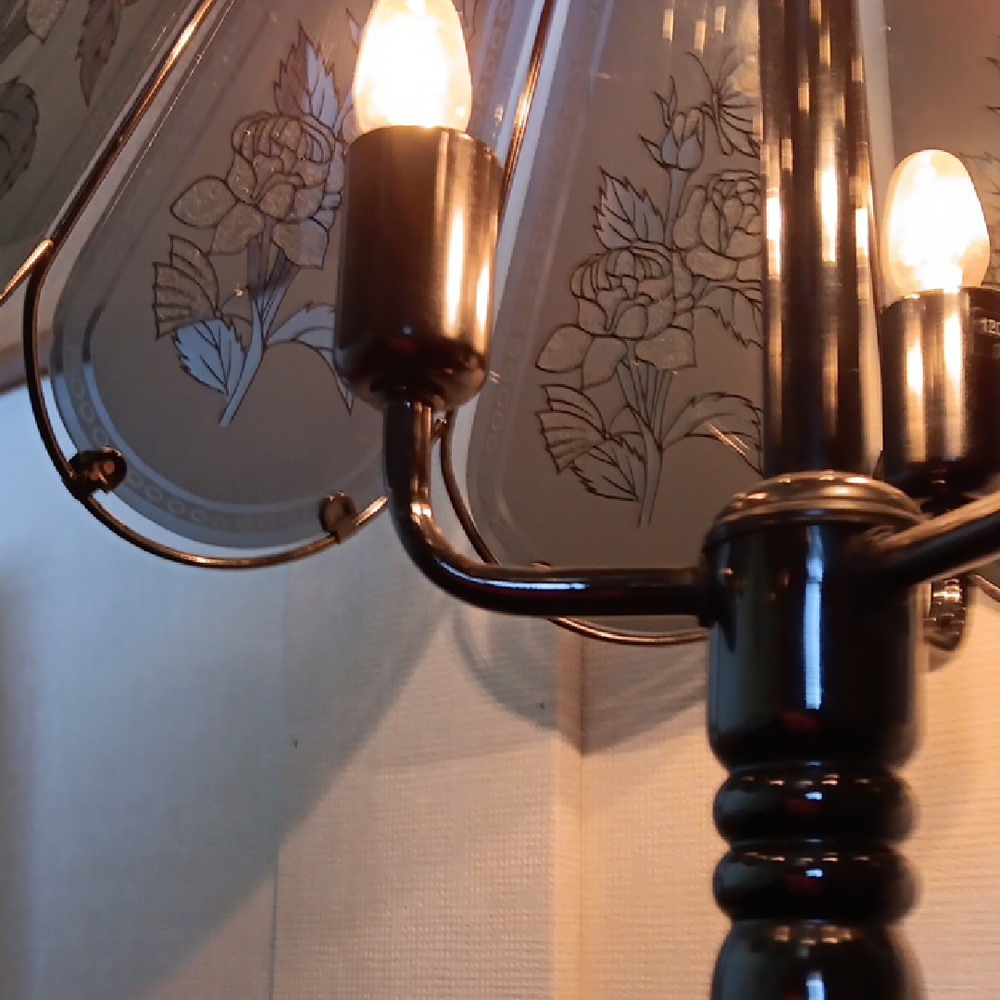 Elegant Vintage Floral Glass Table Lamp - Picture 3 of 11